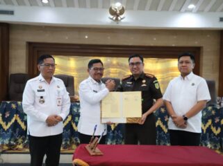 Wali Kota Tangerang Sachrudin bersama Kajari Kota Tangerang Muhammad Amin saat penandatanganan nota kesepakatan (MoU), sebagai langkah nyata memperkuat tata kelola pemerintahan yang bersih, transparan dan berintegritas. Foto: ist