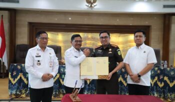 Wali Kota Tangerang Sachrudin bersama Kajari Kota Tangerang Muhammad Amin saat penandatanganan nota kesepakatan (MoU), sebagai langkah nyata memperkuat tata kelola pemerintahan yang bersih, transparan dan berintegritas. Foto: ist