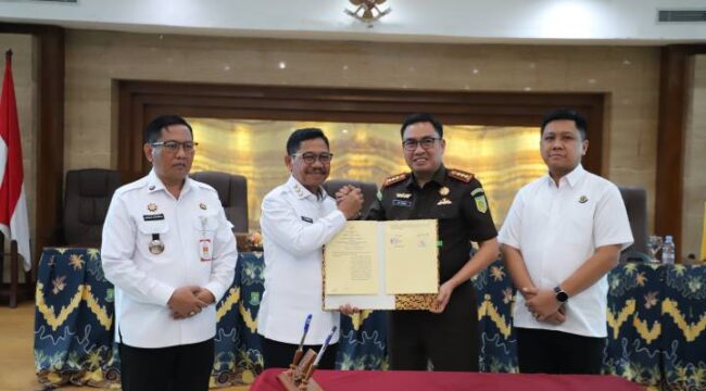 Wali Kota Tangerang Sachrudin bersama Kajari Kota Tangerang Muhammad Amin saat penandatanganan nota kesepakatan (MoU), sebagai langkah nyata memperkuat tata kelola pemerintahan yang bersih, transparan dan berintegritas. Foto: ist
