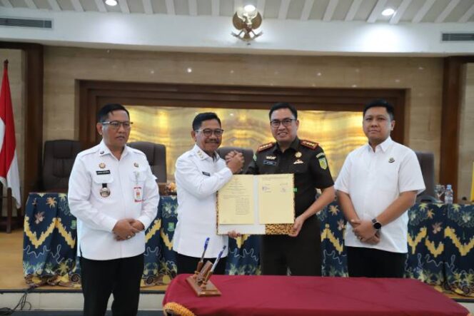 
 Wali Kota Tangerang Sachrudin bersama Kajari Kota Tangerang Muhammad Amin saat penandatanganan nota kesepakatan (MoU), sebagai langkah nyata memperkuat tata kelola pemerintahan yang bersih, transparan dan berintegritas. Foto: ist