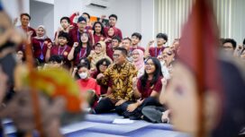 Gubernur Banten Andra Soni saat menyaksikan Pagelaran Wayang oleh siswa SMA Jaya Plus Montessori dan PKBM Malachi 456 di Hotel VNC Bintaro Jl Pondok Jagung Timur .Gg Mawi, Paku Jaya, Kecamatan Serpong Utara, Kota Tangerang Selatan.Foto: ist