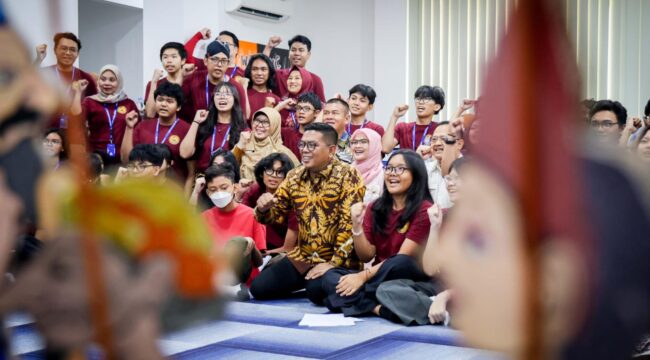 Gubernur Banten Andra Soni saat menyaksikan Pagelaran Wayang oleh siswa SMA Jaya Plus Montessori dan PKBM Malachi 456 di Hotel VNC Bintaro Jl Pondok Jagung Timur .Gg Mawi, Paku Jaya, Kecamatan Serpong Utara, Kota Tangerang Selatan.Foto: ist