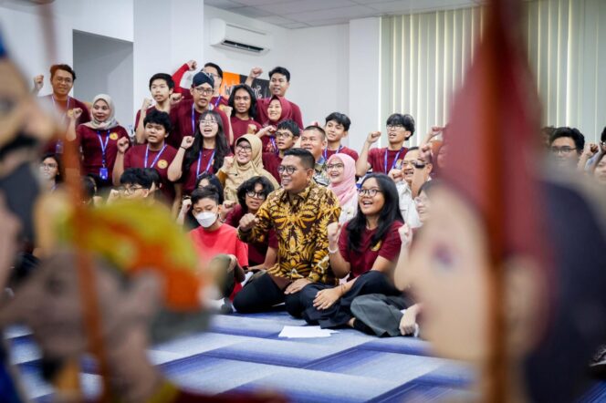 
 Gubernur Banten Andra Soni saat menyaksikan Pagelaran Wayang oleh siswa SMA Jaya Plus Montessori dan PKBM Malachi 456 di Hotel VNC Bintaro Jl Pondok Jagung Timur .Gg Mawi, Paku Jaya, Kecamatan Serpong Utara, Kota Tangerang Selatan.Foto: ist