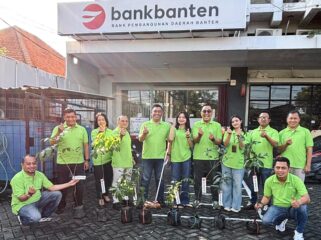 Kepala Bank Banten Kantor Cabang (KC) Surabaya, Ganang Eko Widianto, bersama seluruh karyawan di KC Surabaya. Foto: ist