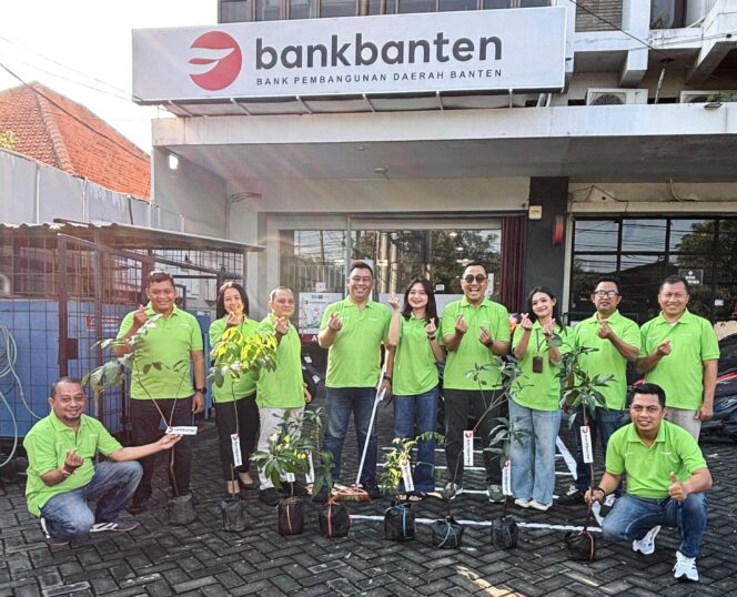 
 Kepala Bank Banten Kantor Cabang (KC) Surabaya, Ganang Eko Widianto, bersama seluruh karyawan di KC Surabaya. Foto: ist