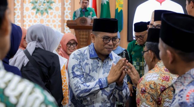 Gubernur Banten Andra Soni saat menghadiri acara Silaturahmi Idul Fitri di Kantor Pimpinan Wilayah Muhammadiyah Provinsi Banten, Jl. Ki Ajurum No. 2 Cipocok, Kota Serang. Foto: ist 