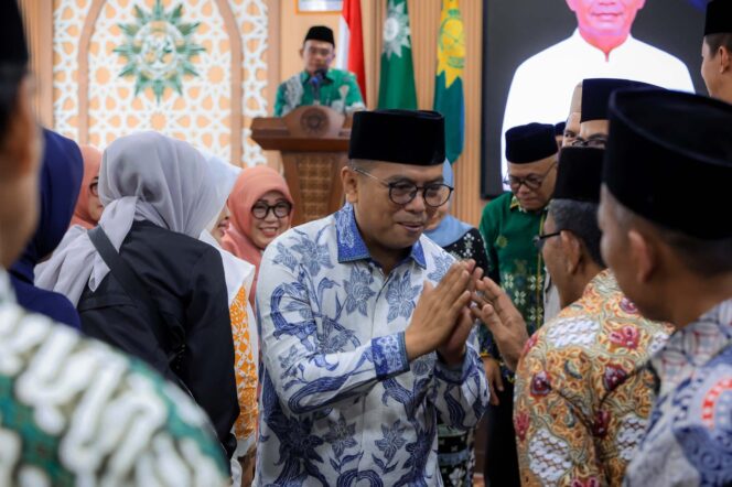 
 Gubernur Banten Andra Soni saat menghadiri acara Silaturahmi Idul Fitri di Kantor Pimpinan Wilayah Muhammadiyah Provinsi Banten, Jl. Ki Ajurum No. 2 Cipocok, Kota Serang. Foto: ist 