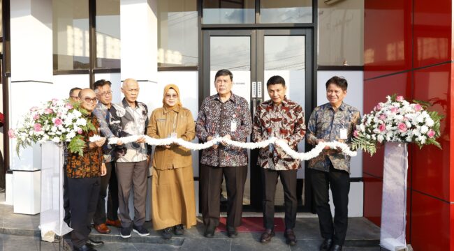 Direktur Utama Bank Banten Muhammad Busthami bersama Komisaris Bank Banten Deden Apriandhi Hartawan saat peresmian kantor cabang Serang di di Jl. Syekh Nawawi Al-Bantani (Area PLUT Bogeg), Kelurahan Banjar Agung, Kecamatan Cipocok Jaya, Kota Serang. Foto; ist