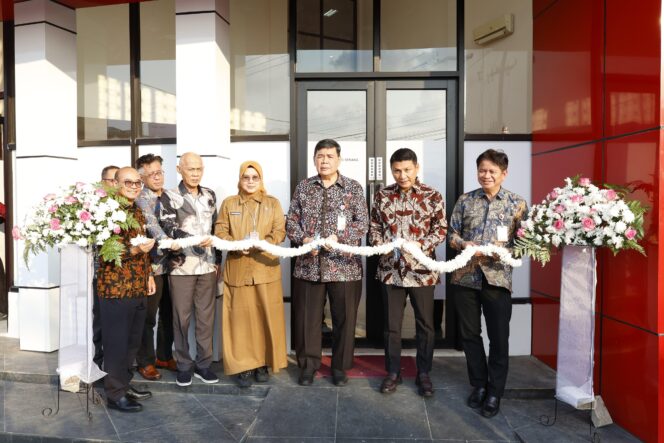 
 Direktur Utama Bank Banten Muhammad Busthami bersama Komisaris Bank Banten Deden Apriandhi Hartawan saat peresmian kantor cabang Serang di di Jl. Syekh Nawawi Al-Bantani (Area PLUT Bogeg), Kelurahan Banjar Agung, Kecamatan Cipocok Jaya, Kota Serang. Foto; ist