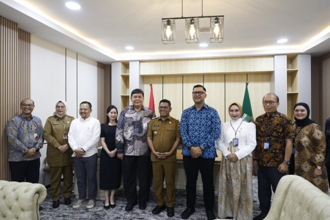 
 Jajaran Direksi Bank Banten dan Direksi Bank BJB bersama Gubernur Banten Andra Soni. Foto: ist