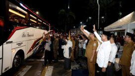 Wali Kota Tangerang, H. Sachrudin, saat mendampingi Gubernur Banten, Andra Soni, dalam acara pelepasan jemaah haji di Masjid Raya Al-Azhom. Foto: ist 