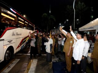 Wali Kota Tangerang, H. Sachrudin, saat mendampingi Gubernur Banten, Andra Soni, dalam acara pelepasan jemaah haji di Masjid Raya Al-Azhom. Foto: ist 