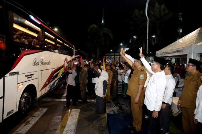
 Wali Kota Tangerang, H. Sachrudin, saat mendampingi Gubernur Banten, Andra Soni, dalam acara pelepasan jemaah haji di Masjid Raya Al-Azhom. Foto: ist 