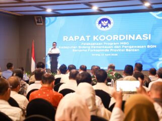 Gubernur Banten Andra Soni saat menghadiri Rapat Koordinasi dan Evaluasi Pelaksanaan Program MBG bersama Badan Gizi Nasional (BGN) dan Forum Koordinasi Pimpinan Daerah (Forkopimda) di Hotel Aston Serang. Foto: ist