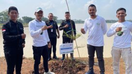 Direktur PT. Rivia Mitra Persada Rizal Sururi Arif bersama Ketua Unit Banksasuci Cihuni, Denny Tri Permana saat Aksi Penanaman 1.000 Pohon pada Peringatan Hari Bumi di Situ Cihuni. Foto: TangerangPos 