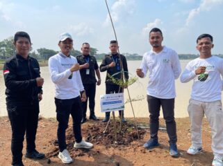 Direktur PT. Rivia Mitra Persada Rizal Sururi Arif bersama Ketua Unit Banksasuci Cihuni, Denny Tri Permana saat Aksi Penanaman 1.000 Pohon pada Peringatan Hari Bumi di Situ Cihuni. Foto: TangerangPos 