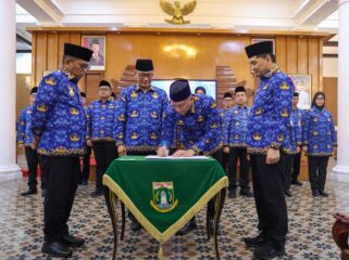 Sekretaris Daerah Provinsi Banten Deden Apriandhi dikukuhkan sebagai Ketua Dewan Pengurus KORPRI Provinsi Banten. Foto: ist 