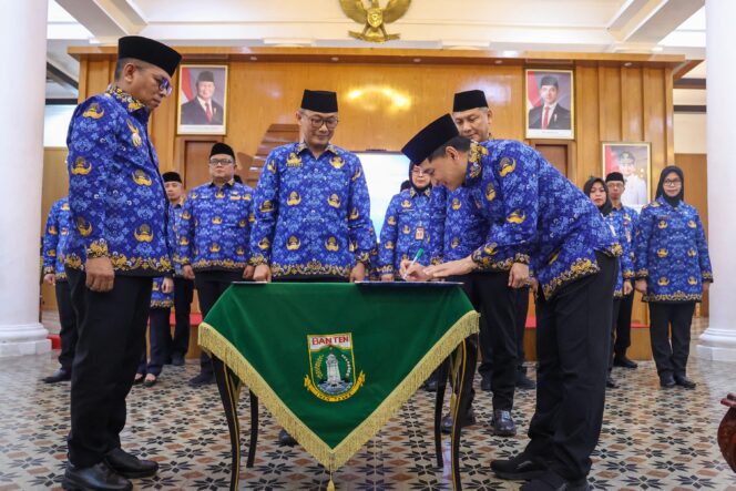 
 Gubernur Banten Andra Soni saat menyaksikan pengukuhan Dewan KORPRI Provinsi Banten masa bakti 2025–2030 di Gedung Negara Provinsi Banten. Foto: ist