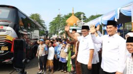 Gubernur Banten Andra Soni saat melepas keberangkatan jemaah haji kloter 3 Kabupaten Serang di Halaman Pendopo Bupati Serang Jalan Veteran, Kota Serang, Foto: Ist