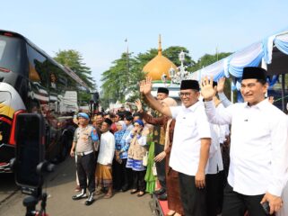 Gubernur Banten Andra Soni saat melepas keberangkatan jemaah haji kloter 3 Kabupaten Serang di Halaman Pendopo Bupati Serang Jalan Veteran, Kota Serang, Foto: Ist