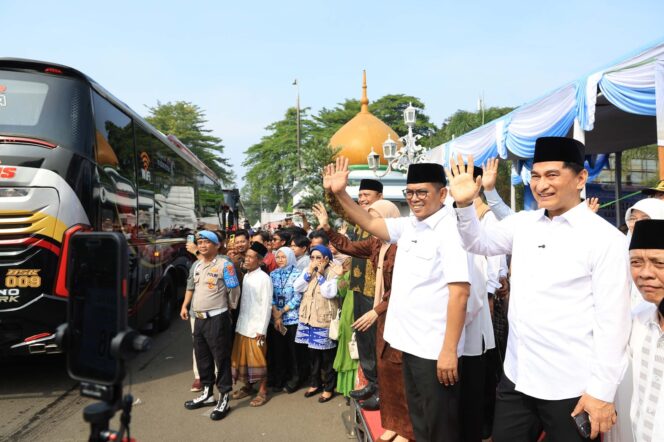 
 Gubernur Banten Andra Soni saat melepas keberangkatan jemaah haji kloter 3 Kabupaten Serang di Halaman Pendopo Bupati Serang Jalan Veteran, Kota Serang, Foto: Ist