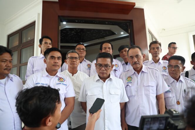 
 Gubernur Andra Soni usai menerima kunjungan Aliansi Serikat Pekerja Serikat Buruh (ASPSB) Kabupaten Serang di ruang kerjanya di Kawasan Pusat Pemerintahan Provisi Banten (KP3B), Kota Serang. Foto: ist