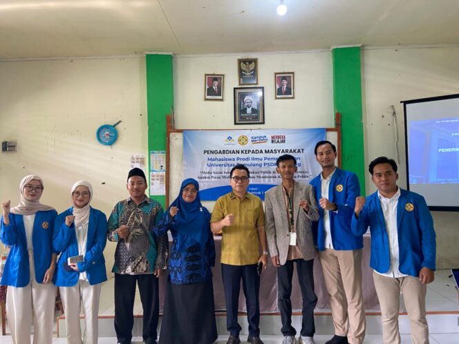 
 Mahasiswa Program Studi Ilmu Pemerintahan Universitas Pamulang (UNPAM) PSDKU Serang saat melaksanakan kegiatan Pengabdian Kepada Masyarakat (PKM) di SMA Al-Khairiyah 1 Cilegon. Foto: Mam