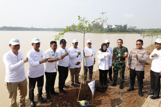 
 Direktur Kepatuhan Bank Banten Eko Virgianto saat menghadiri kegiatan penanaman 1.000 Pohon di Situ Cihuni Pagedangan Kabupaten Tangerang. Foto: Ist