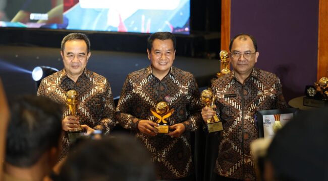 Direktur Utama Perumdam TKR, Sofyan Sapar Dampingi Bupati Tangerang Moch Maesyal Rasyid. Foto: ist