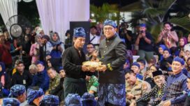 Gubernur Banten Andra Soni saat menerima amanat pelestarian alam dari 1.552 masyarakat adat Baduy dalam prosesi Seba Baduy 2026 yang berlangsung di Gedung Negara Provinsi Banten, Kota Serang. Foto: ist