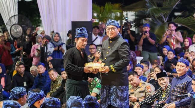 Gubernur Banten Andra Soni saat menerima amanat pelestarian alam dari 1.552 masyarakat adat Baduy dalam prosesi Seba Baduy 2026 yang berlangsung di Gedung Negara Provinsi Banten, Kota Serang. Foto: ist
