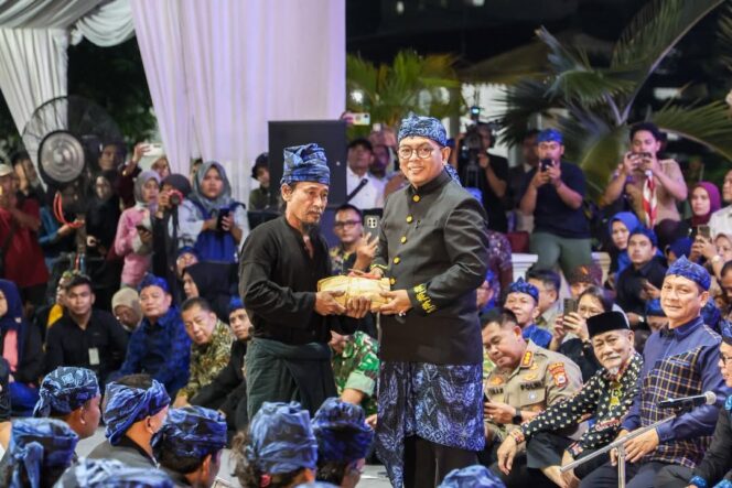 
 Gubernur Banten Andra Soni saat menerima amanat pelestarian alam dari 1.552 masyarakat adat Baduy dalam prosesi Seba Baduy 2026 yang berlangsung di Gedung Negara Provinsi Banten, Kota Serang. Foto: ist