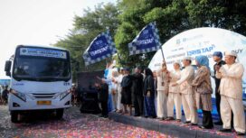Gubernur Banten Andra Soni saat luncurkan pembayaran digital QRIS Tap tarif Rp1 untuk perjalanan bus DAMRI rute Terminal Pakupatan Kota Serang menuju Terminal Ciboleger. Foto: ist