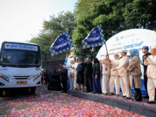 Gubernur Banten Andra Soni saat luncurkan pembayaran digital QRIS Tap tarif Rp1 untuk perjalanan bus DAMRI rute Terminal Pakupatan Kota Serang menuju Terminal Ciboleger. Foto: ist