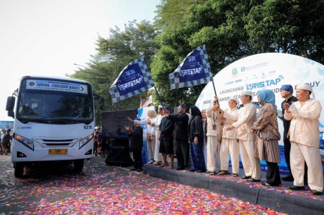 
 Gubernur Banten Andra Soni saat luncurkan pembayaran digital QRIS Tap tarif Rp1 untuk perjalanan bus DAMRI rute Terminal Pakupatan Kota Serang menuju Terminal Ciboleger. Foto: ist
