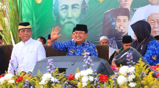 Bupati Tangerang Moch. Maesyal Rasyid saat menghadiri Istighosah dan Tabligh Akbar dalam rangka Hari Ulang Tahun (HUT) ke-20 Kecamatan Gunung Kaler sekaligus menutup secara resmi Festival UMKM Ngider Kecamatan. Foto: ist