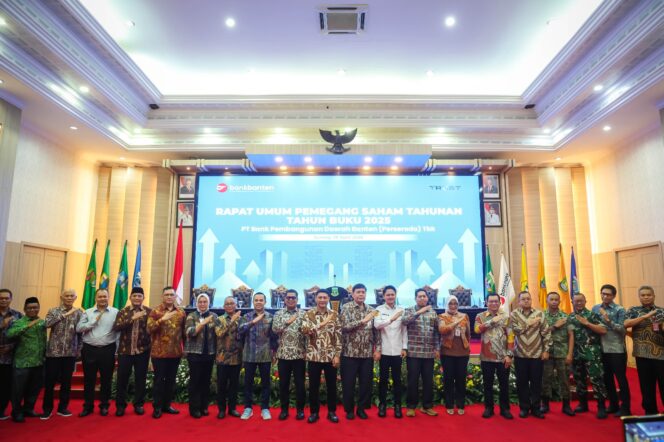 
 Sekretaris Daerah Provinsi Banten Deden Apriandhi Hartawan saat menghadiri Rapat Umum Pemegang Saham (RUPS) Tahunan Bank Banten di Pendopo Gubernur Banten, Kota Serang. Foto: ist