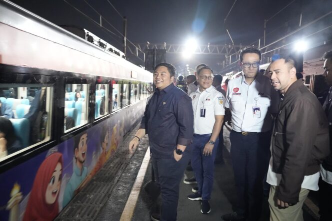 
 Anggota Komisi VI F-Gerindra DPR RI, Kawendra Lukistian. Saat meninjau Evakuasi Kecelakaan Kereta di Stasiun Kereta Bekasi Timur. Foto: ist