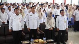 Kadisdikbud Banten Jamaluddin dampingi Sekretaris Daerah (Sekda) Provinsi Banten Deden Apriandhi saat sosialisasi SPMB Tahun 2026. Foto: ist