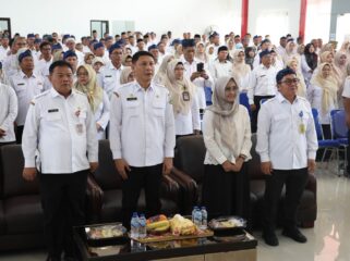 Kadisdikbud Banten Jamaluddin dampingi Sekretaris Daerah (Sekda) Provinsi Banten Deden Apriandhi saat sosialisasi SPMB Tahun 2026. Foto: ist