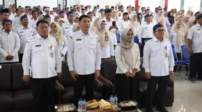 Kadisdikbud Banten Jamaluddin dampingi Sekretaris Daerah (Sekda) Provinsi Banten Deden Apriandhi saat sosialisasi SPMB Tahun 2026. Foto: ist