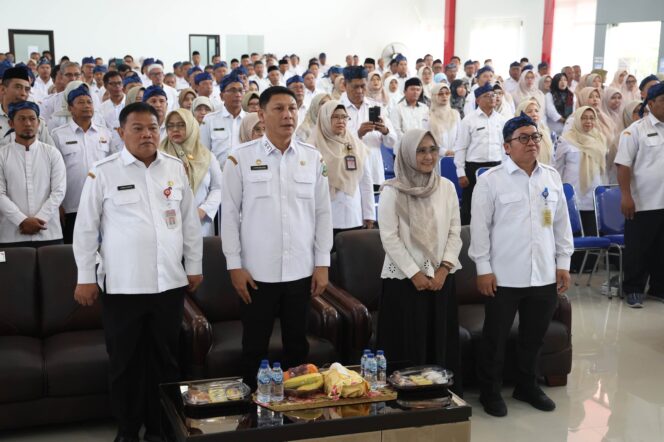 
 Kadisdikbud Banten Jamaluddin dampingi Sekretaris Daerah (Sekda) Provinsi Banten Deden Apriandhi saat sosialisasi SPMB Tahun 2026. Foto: ist