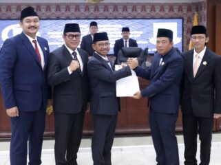 Wali Kota Tangerang Sachrudin dan Pimpinan DPRD Kota Tangerang saat Rapat Paripurna DPRD Kota Tangerang. Foto: ist