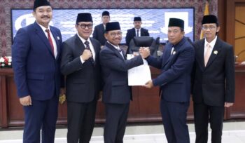 Wali Kota Tangerang Sachrudin dan Pimpinan DPRD Kota Tangerang saat Rapat Paripurna DPRD Kota Tangerang. Foto: ist