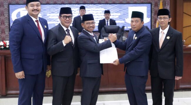 Wali Kota Tangerang Sachrudin dan Pimpinan DPRD Kota Tangerang saat Rapat Paripurna DPRD Kota Tangerang. Foto: ist