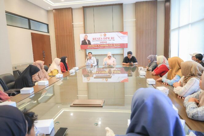 
 Anggota DPR RI Fraksi Partai Gerindra Daerah Pemilihan Banten II, Annisa Mahesa, menggelar kegiatan reses di Kelurahan Sukawana, Kecamatan Serang. Foto: Imam DJM