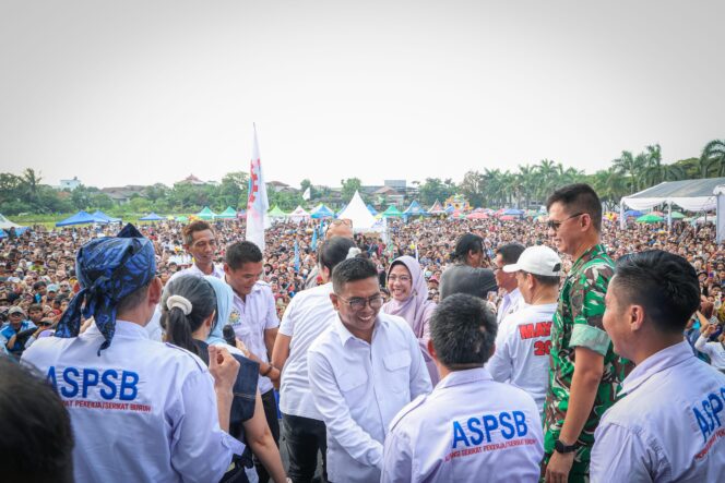 
 Gubernur Banten Andra Soni saat menghadiri May Day 2026 yang dilaksanakan oleh Aliansi Serikat Pekerja Serikat Buruh (ASPSB) Kabupaten Serang di lapangan PT Samator, Kawasan Modern Cikande. Foto: ist