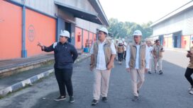 Anggota Komisi VI DPR RI, Kawendra Lukistian atau yang akrab disapa Mas Kawe, meninjau langsung gudang Perum Bulog di Kabupaten Lumajang, Jawa Timur. Foto: ist