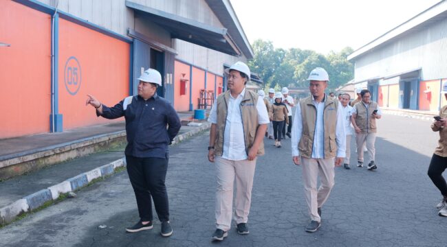 Anggota Komisi VI DPR RI, Kawendra Lukistian atau yang akrab disapa Mas Kawe, meninjau langsung gudang Perum Bulog di Kabupaten Lumajang, Jawa Timur. Foto: ist