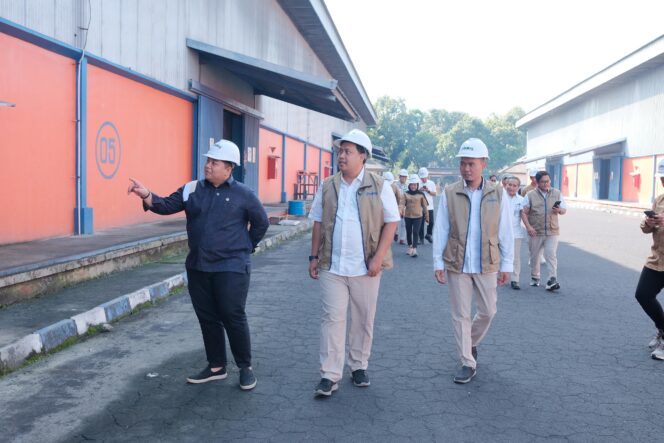 
 Anggota Komisi VI DPR RI, Kawendra Lukistian atau yang akrab disapa Mas Kawe, meninjau langsung gudang Perum Bulog di Kabupaten Lumajang, Jawa Timur. Foto: ist